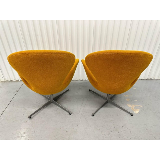 Mid-Century Modern Early Pair of Arne Jacobsen Swan Chairs Fritz Hansen Made in Denmark For Sale - Image 3 of 9