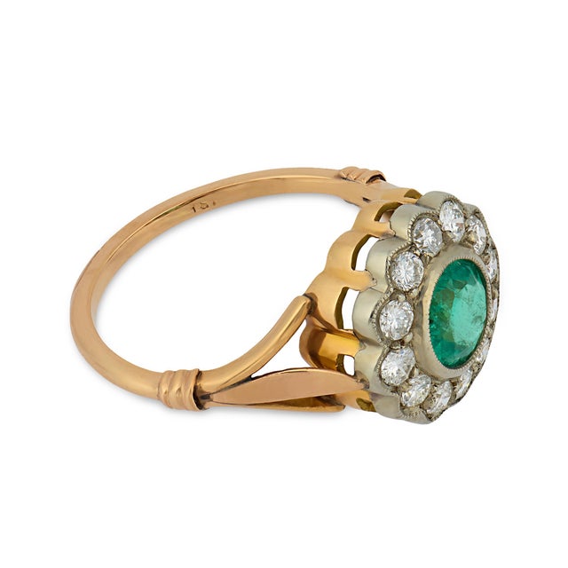 Edwardian Style 1.05 Carat Emerald Diamond 18k Yellow Gold Silver Cluster Ring, Size 9.5 For Sale - Image 4 of 6