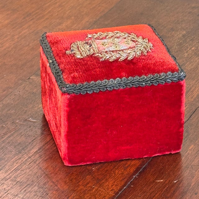 Traditional 1950s Red Velvet Box With Embroidered Crest For Sale - Image 3 of 8