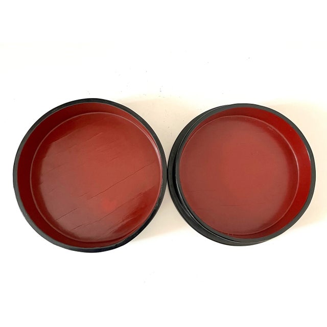 Large Vintage Chinoiserie Black Lacquer Round Hand Painted Wooden Box - Woman With Umbrella For Sale - Image 4 of 6