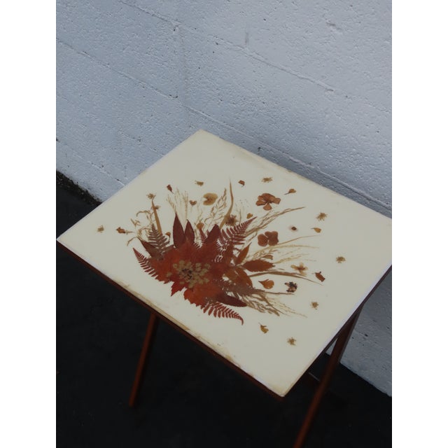 Mid 20th Century Scheibe Mid Century Folding Wooden Tv Trays Floral Top 4pc Set With Stand 6896 For Sale - Image 5 of 18