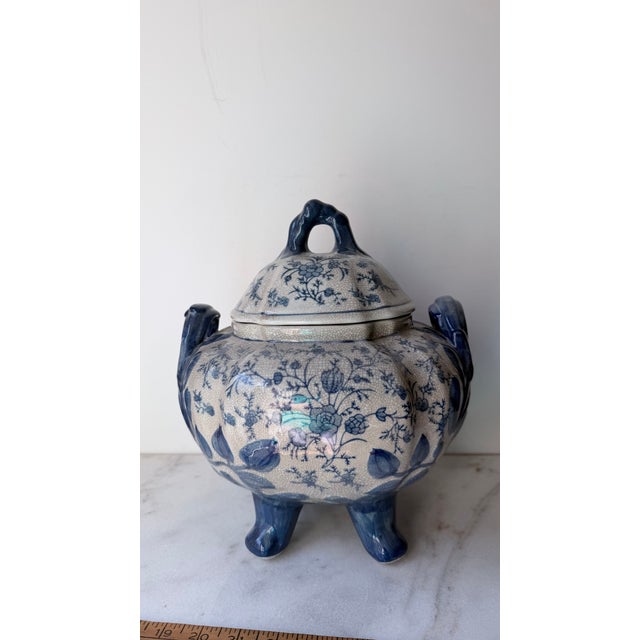 Vintage Chinoiserie Blue and White Ceramic Covered Footed Soup Tureen With Lid | Crackle Glaze Floral Decorative Centerpiece Pot For Sale In Greensboro - Image 6 of 14