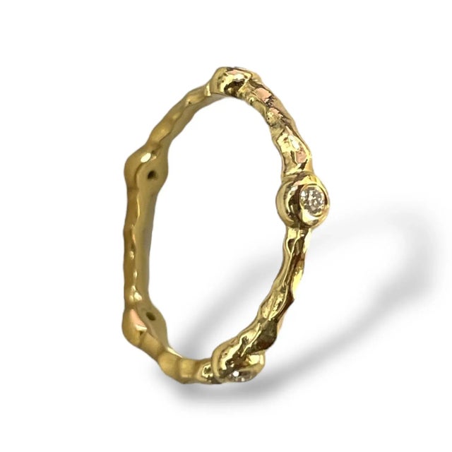 Modern Textured 18k Gold Ring With 1 Tcw Diamonds Size 6 For Sale - Image 3 of 7