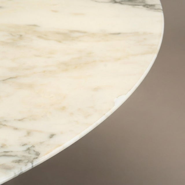 Knoll Saarinen Round Tulip Pedestal Coffee Table in Arabescato Marble For Sale In New York - Image 6 of 7