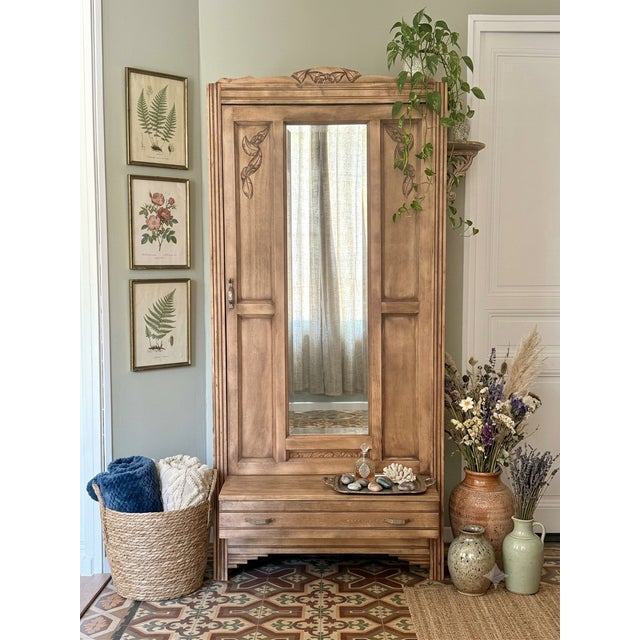 Let yourself be seduced by the timeless charm of this magnificent wardrobe with its distinctive Art Deco style. A true...