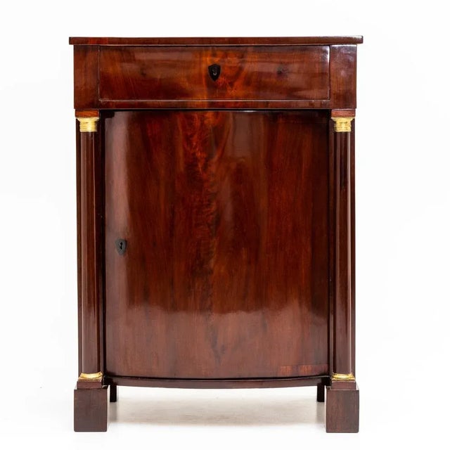 Wood Pillar Cabinet in Mahogany & Brass, 1820s For Sale - Image 7 of 7