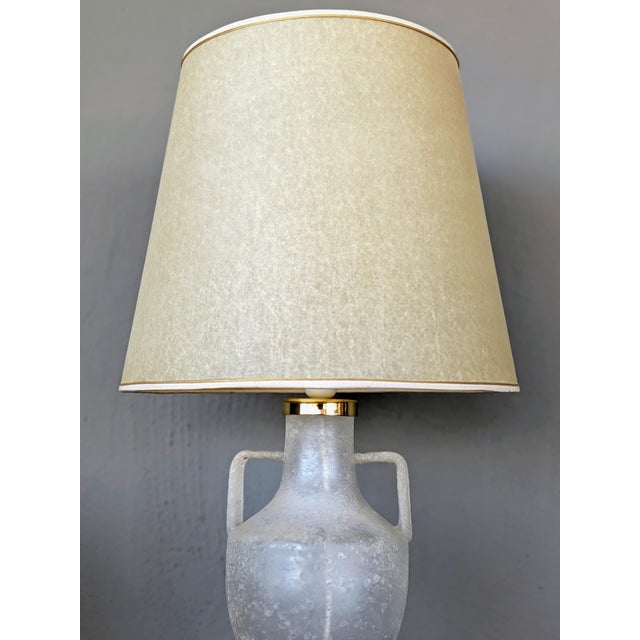 This elegant Seguso Vetri a Scavo-styled table lamp is a fine example of postmodern Hollywood Regency design associated...