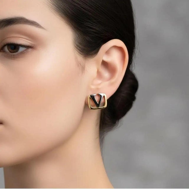 These authentic 1980s vintage clip-on earrings by Valentino Garavani are a quintessential example of bold, high-fashion...