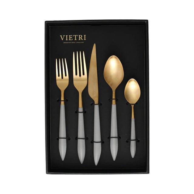 The contemporary matte handle found on the Ares Oro Light Gray Five-Piece Place Setting provides perfect balance and...