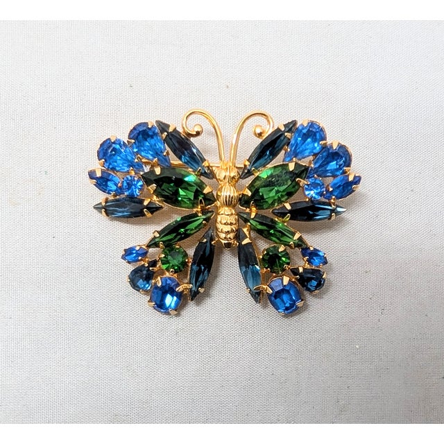 1950s Vintage 1950s Signed Napier Faux-Sapphire & Emerald Butterfly Brooch For Sale - Image 5 of 9