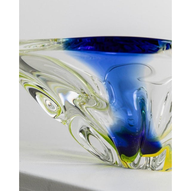 This large vintage Murano glass bowl from the 1970s impresses with its elegant, organic oval form and artistic color blend...