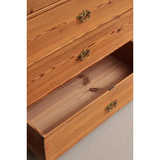Wood Early 20th Century Swedish Chest of Drawers in Pinewood & Brass For Sale - Image 7 of 18