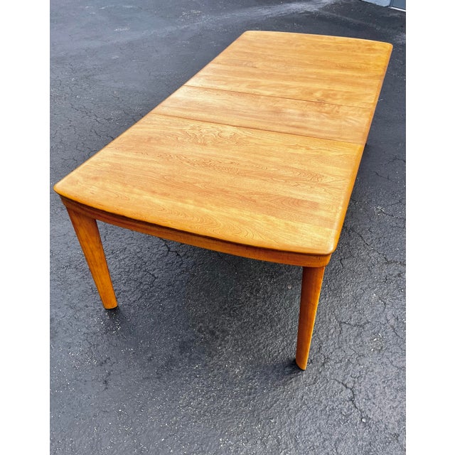 1960s Mid Century Modern Birch Extendable Dining Table With Self-Storing Leafs | in the Style of Heywood-Wakefield For Sale - Image 5 of 12