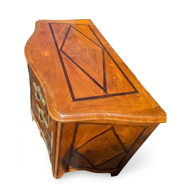 Early 18th Century Early 18th Cenutry French Walnut 3-Drawer Serpentine Commode For Sale - Image 5 of 6