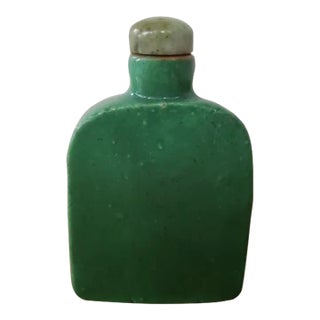 Late 18th/Early 19th Century Chinese Emerald Green Glazed Porcelain Snuff Bottle For Sale