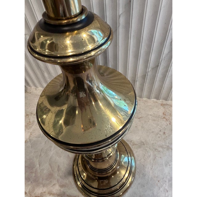 Vintage Hollywood Regency Brass and Enamel Table Lamp For Sale In New York - Image 6 of 9