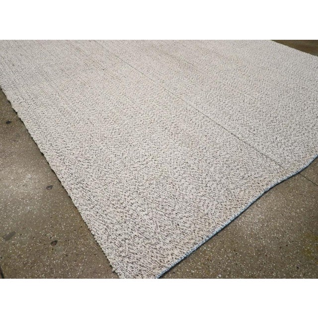 Galerie Shabab Collection Mid-20th Century Handmade Turkish Flatweave Kilim Room Size Carpet For Sale In New York - Image 6 of 8