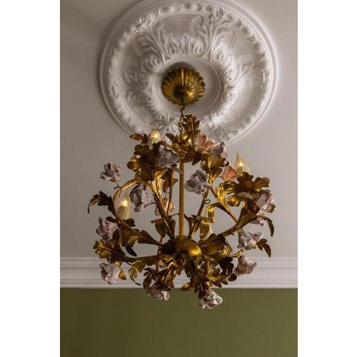 Gold Hollywood Regency Style Gilt Metal and Pink Porcelain Roses Chandelier, Italy, 1970s For Sale - Image 8 of 18