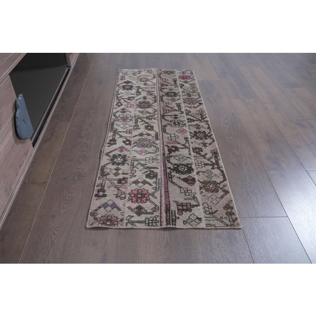 Textile 1970s Vintage Turkish Runner Rug - Neutral Beige & Floral Anatolian Small Runner - Handwoven Low-Pile Entryway Accent Rug For Sale - Image 7 of 10