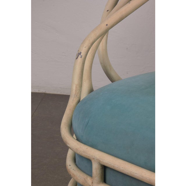 The armchair is made entirely of lacquered and curved iron, a work of extreme quality and difficult to execute, in...