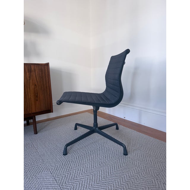 Herman Miller Eames Aluminum Group Side Chair by Charles and Ray Eames for Herman Miller, Charcoal Fabric and Charcoal Base For Sale - Image 4 of 5