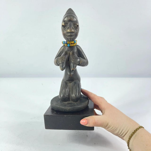 Early 20th Century Yoruba Kneeling Female Figure on Custom Base Nigeria For Sale In Denver - Image 6 of 7