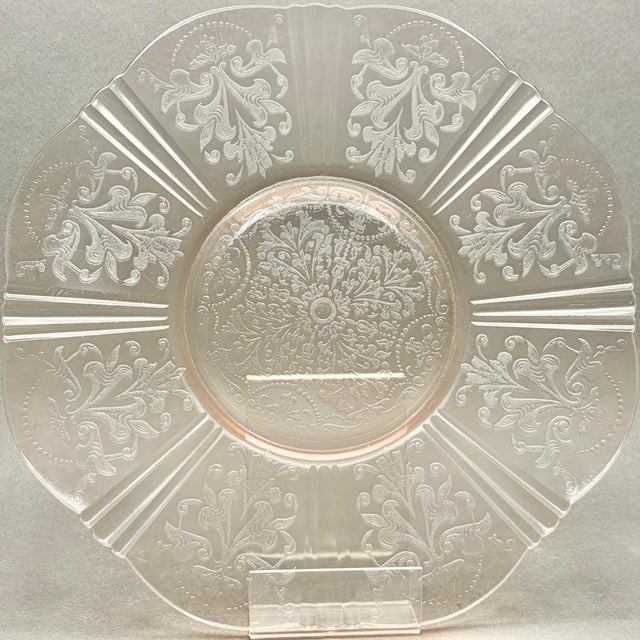 This exquisite pink depression glass serving platter features the highly collectible American Sweetheart pattern,...