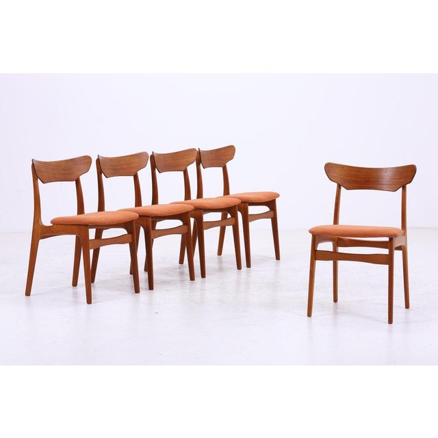 Original set of 5 dining chairs by Schiønning & Elgaard from Denmark. The organically shaped backrest, the beautiful teak...