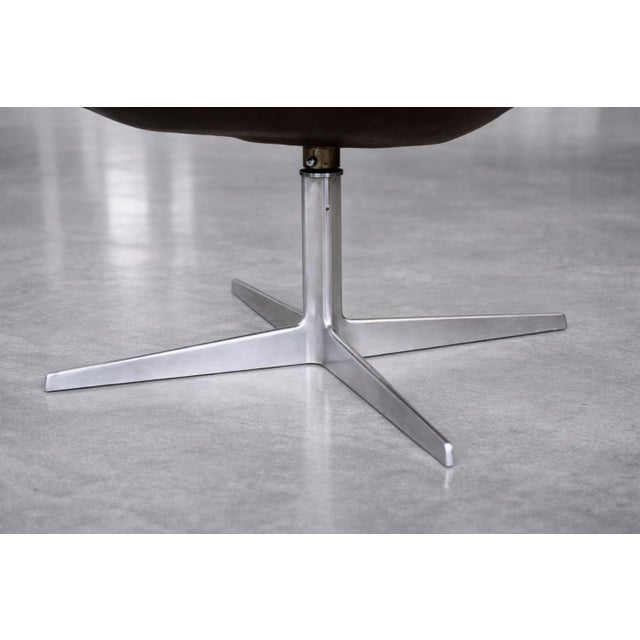 Mid-Century Modern Danish Brown Leather Swan Chair by Arne Jacobsen for Fritz Hansen, 1958 For Sale - Image 16 of 18