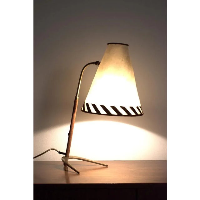 Extraordinary brass desk lamp from the '50s. In good vintage condition. Measurements H. 48,5 cm; Ø 32,5 cm. Up to 250V...
