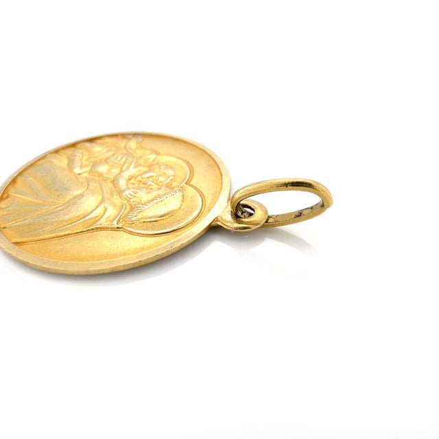 Vintage 1960s Italian 18k Saint Anthony of Padua Holding Baby Jesus Medallion For Sale In Los Angeles - Image 6 of 9