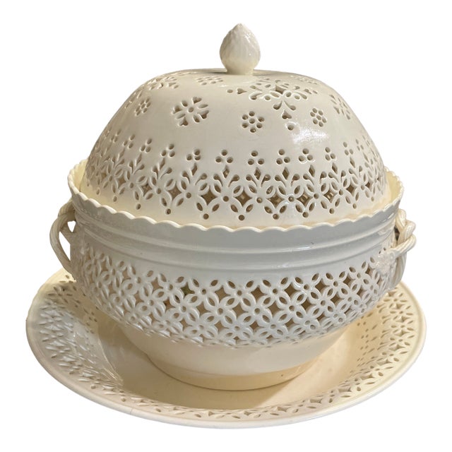 Early 20th Century English Creamware Pierced Covered Bowl With Matching Underplate For Sale