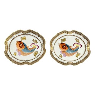 Vintage Mottahedeh Porcelain Decorative Fish Plates – Pair – Chinese Export Inspired Wall Chargers For Sale