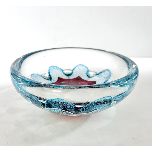 Vintage Murano-Style Art Glass Bowl – Controlled Bubble Sommerso Magenta & Blue Floral Dish For Sale - Image 4 of 8