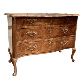 Antique Louis XV Rococo Italian Commode with Curved Chest of Drawers in Inlaid Walnut, Tuscany, 1700s For Sale