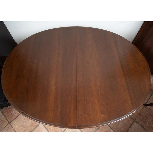 An oval Napoleon III table made of solid walnut, dating from the second half of the 19th century. The oval tabletop rests...