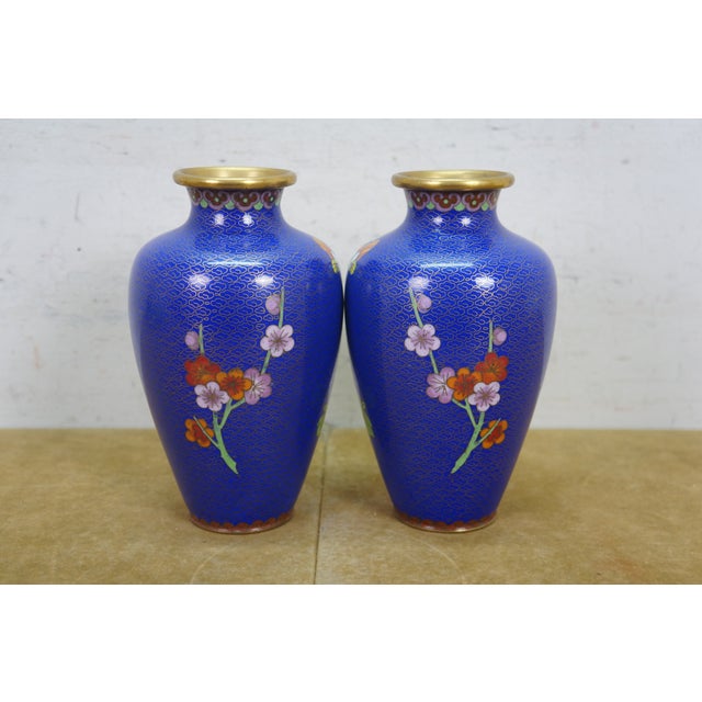 Early 20th Century Pair of Chinese Cloisonne Cobalt Blue Floral Peonies Butterfly Vases Urns 7" For Sale - Image 4 of 13