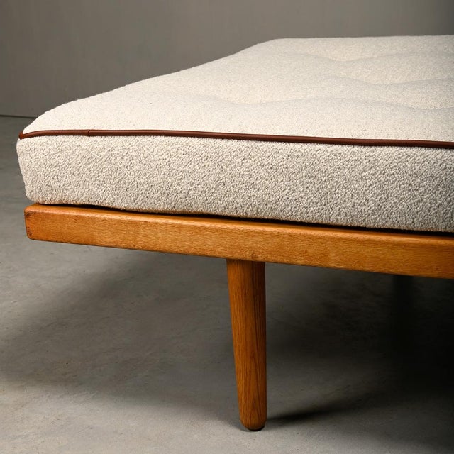 Scandinavian Daybed Model 190 in Oak, Bouclé and Leather attributed to Børge Mogensen, 1960s For Sale - Image 11 of 17