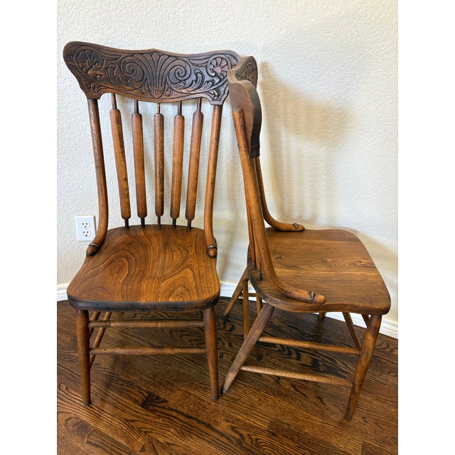 Brown Pair of American Late Victorian Carved Elm Pressed-Back Spindle Side Chairs, C. 1890–1910 For Sale - Image 8 of 11