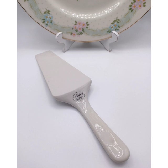 1990s Vintage Andrea by Sadek MCM Floral Pie Plate & Pie Server For Sale - Image 5 of 5