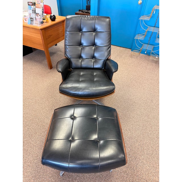 Offering this terrific 1960’s Heywood Wakefield swivel lounge chair with matching ottoman. The lounge chair with ottoman,...