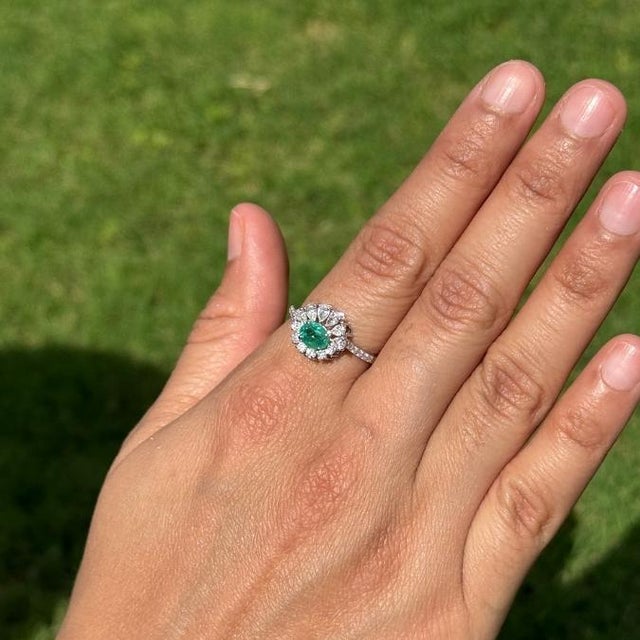 Metal Vintage-Inspired Natural Emerald Diamond Sunburst Halo Ring in 18k Gold Size 4 For Sale - Image 7 of 16