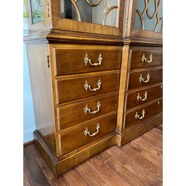 Henredon Late 20th Century Henredon Georgian Style Rittenhouse Mahogany Breakfront China Cabinet For Sale - Image 4 of 12