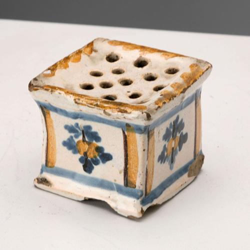 Ceramic Majolica Inkwell and Dustpan For Sale - Image 7 of 9