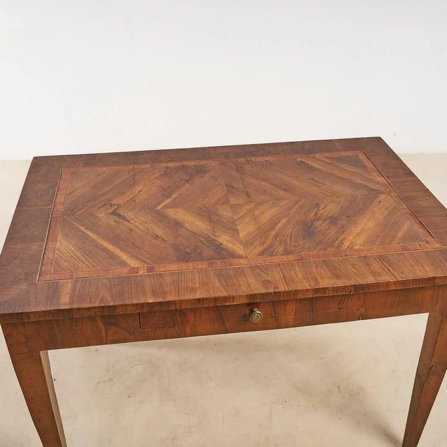 Brown Neoclassical Desk Table in Veneer and Walnut For Sale - Image 8 of 9