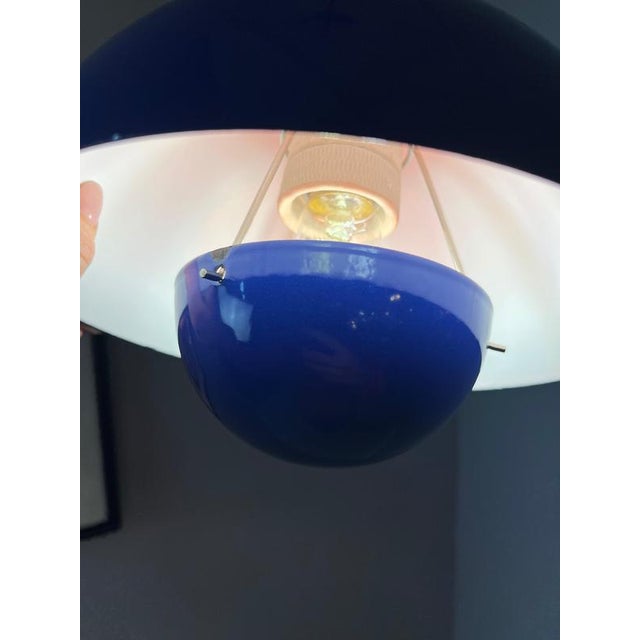 The Flowerpot pendant lamp in royal blue by Verner Panton for Louis Poulsen is a true collector's item from the 1970s. A...