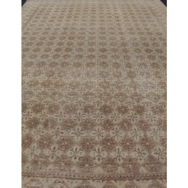 Shabby Chic Vintage Turkish Sivas Rug in Soft Beige and Ivory 4'1" X 6'9" For Sale - Image 3 of 10