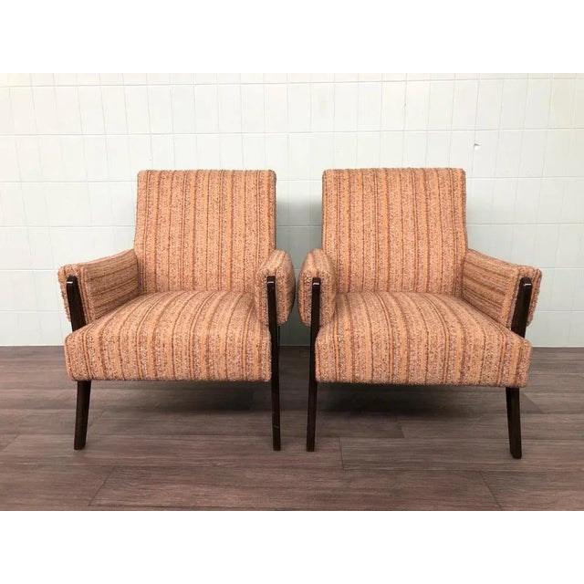 Couple of Canadian manufacturing armchairs of the 1970s Structure consisting of legal legs and armrests and padding with...