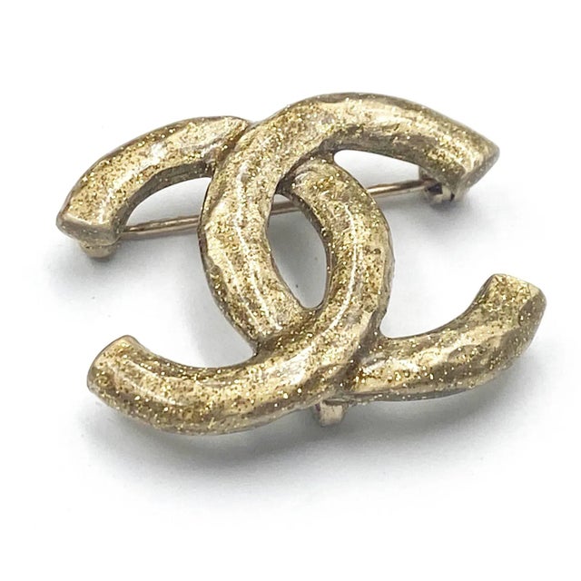 *Marked 05 *Made in Italy -Approximately 1″ x 1.3″ -Very pretty and classic -In an excellent condition 2095-43515 Please...