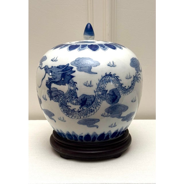 Vintage Chinoiserie Cobalt Blue and White Ceramic Porcelain Lidded Ginger With Wood Base For Sale In Houston - Image 6 of 12